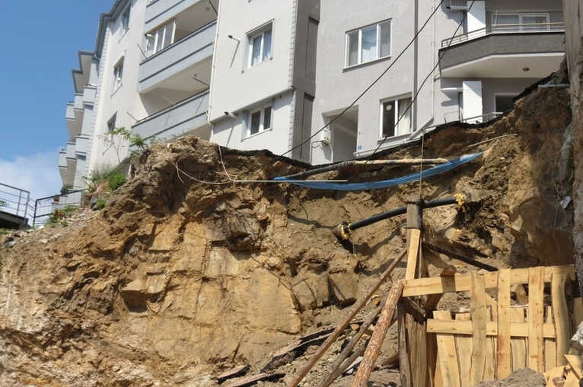 Apartmanın Altı Oyuldu, Vatandaşlar Korkudan Evlerine Giremiyor