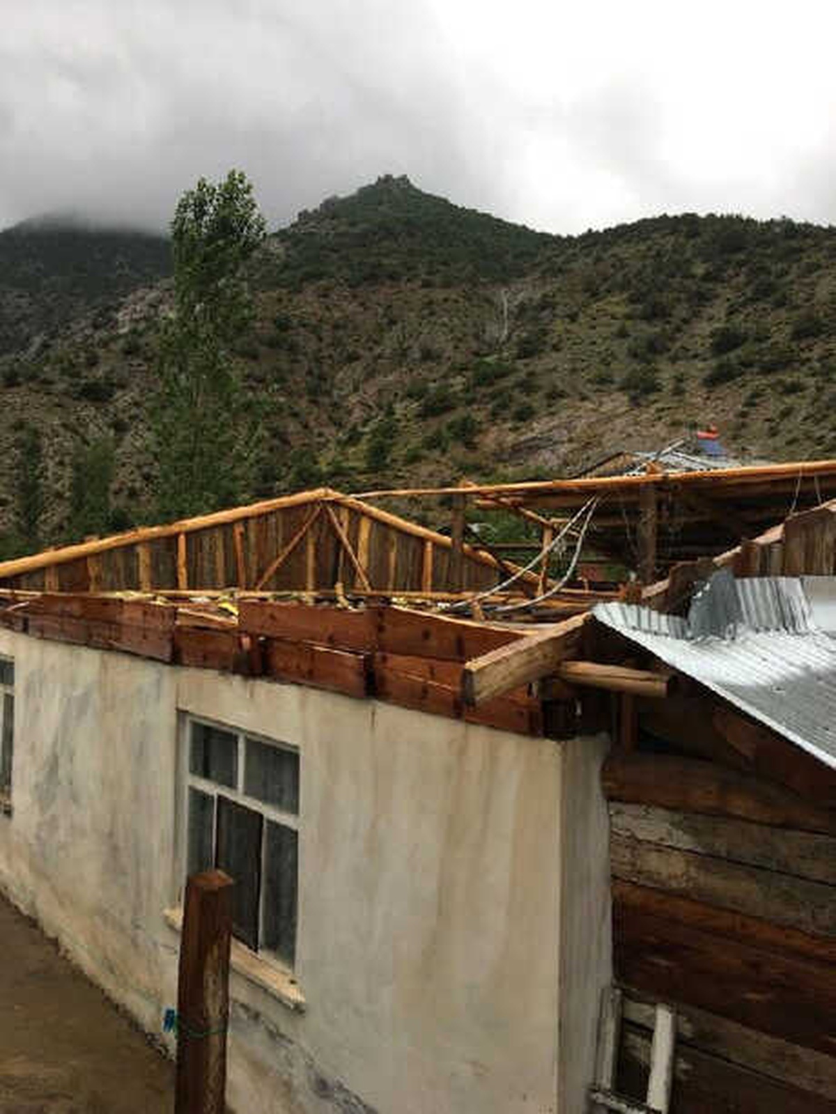 Artvin\'de Fırtına Çatıları Uçurdu
