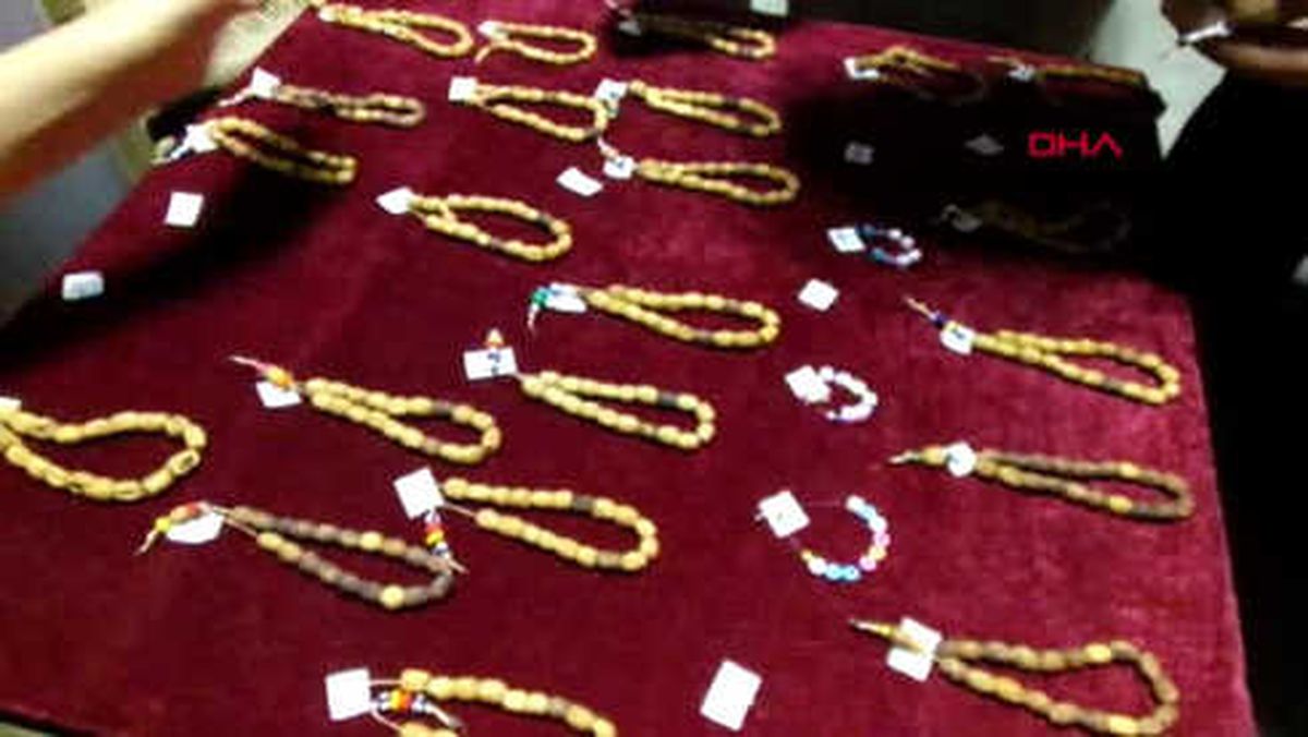 Balıkesir Zeytin Çekirdeğinden Yaptıkları Tespihleri Satıp, Hayvanlara Mama Alacaklar