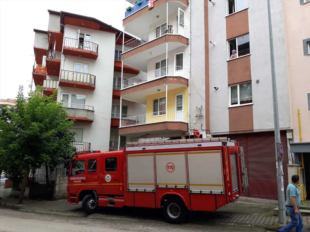 Balkon Demirlerine Sıkışan Çocuğu İtfaiye Kurtardı