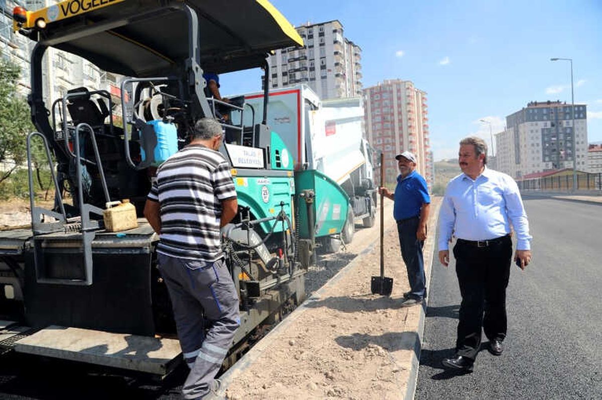 Başkan Palancıoğlu\'ndan Asfalt Ekibine Karpuz İkram Etti