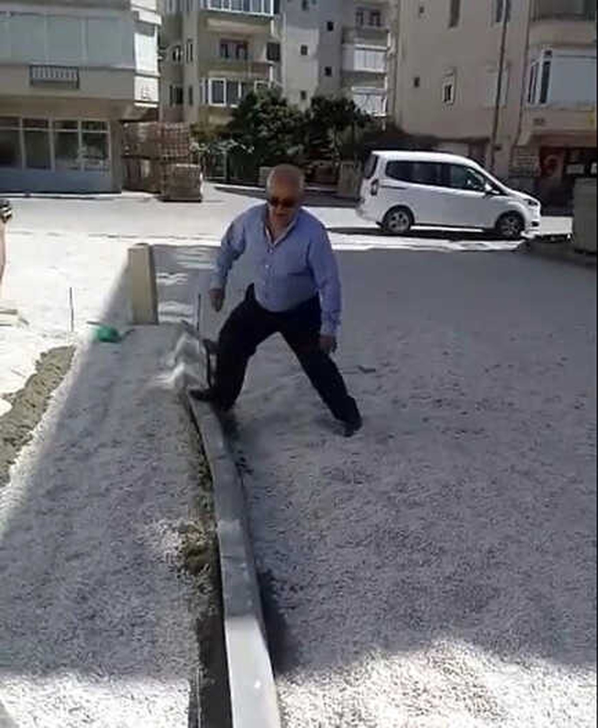 Belediyenin Yaptığı Kaldırımları Muhtar Ayağıyla Böyle Yıktı
