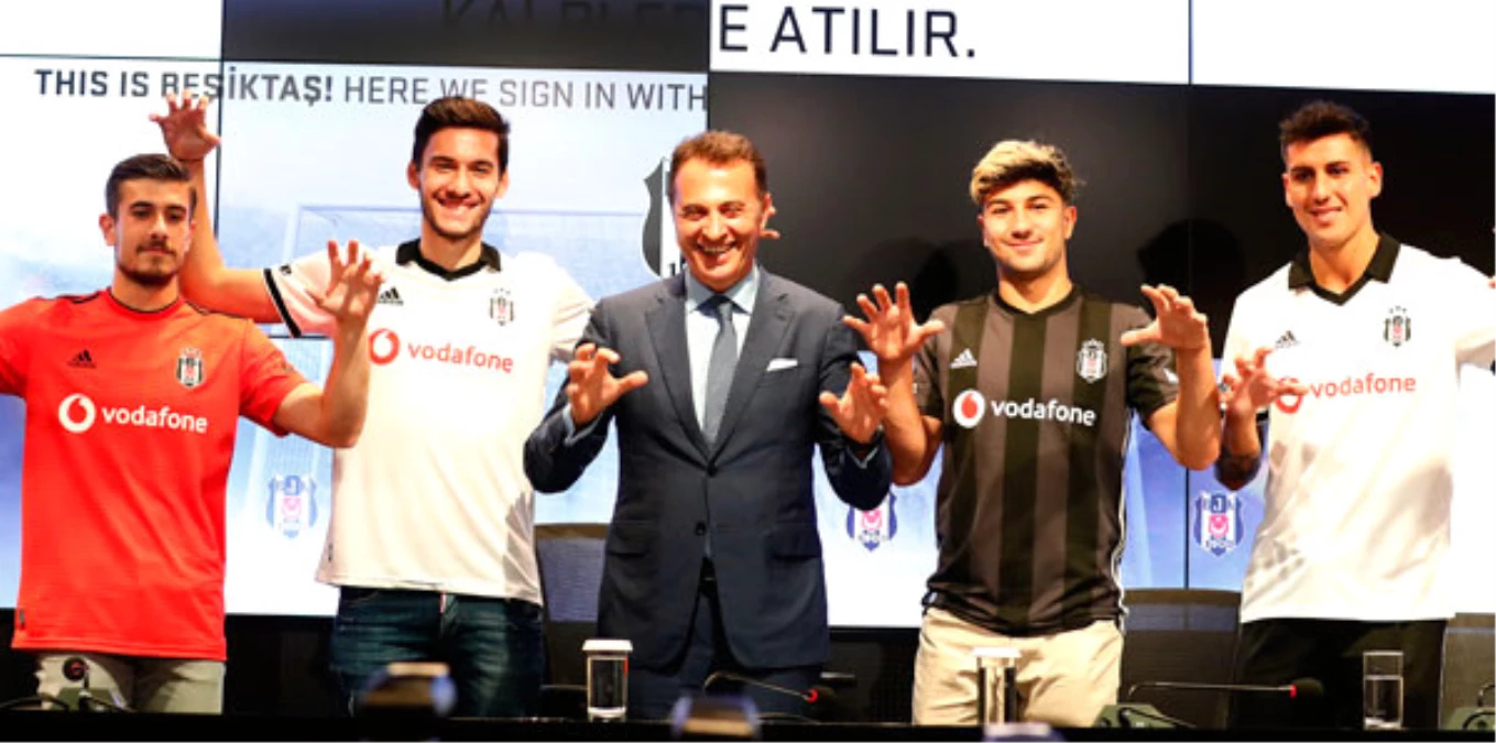 Beşiktaş\'ta Yeni Transfer İçin Toplu İmza Töreni Yapıldı