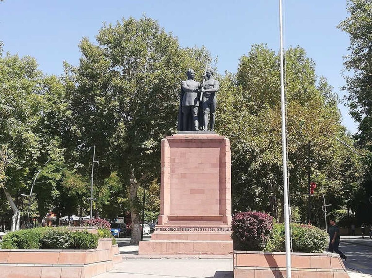 Çıplak Heykele \'Şort\' Talebi