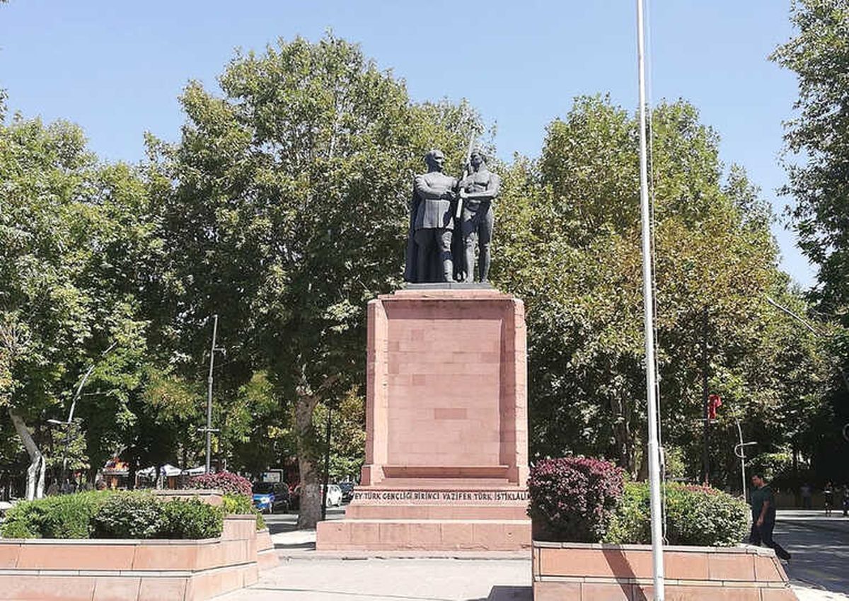 Çıplak Heykele \'Şort\' Talebi