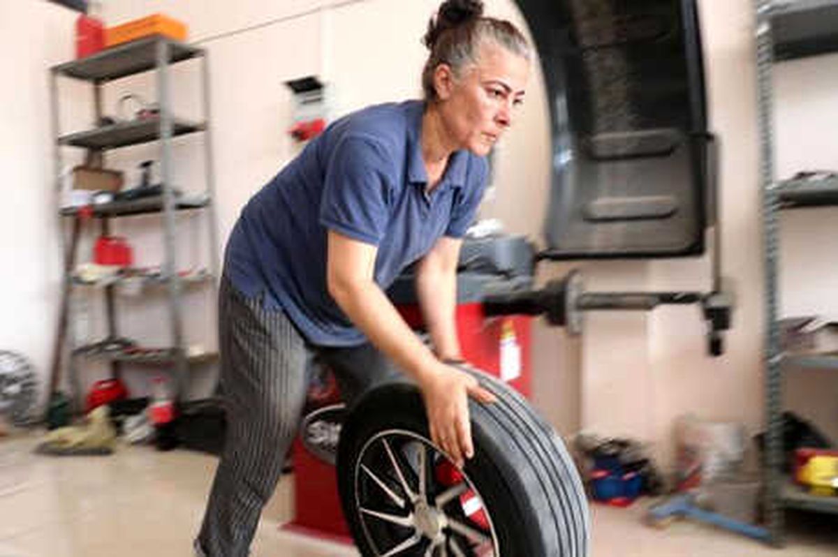 Ev Kadını Hülya, Oto Lastik Tamircisi Oldu