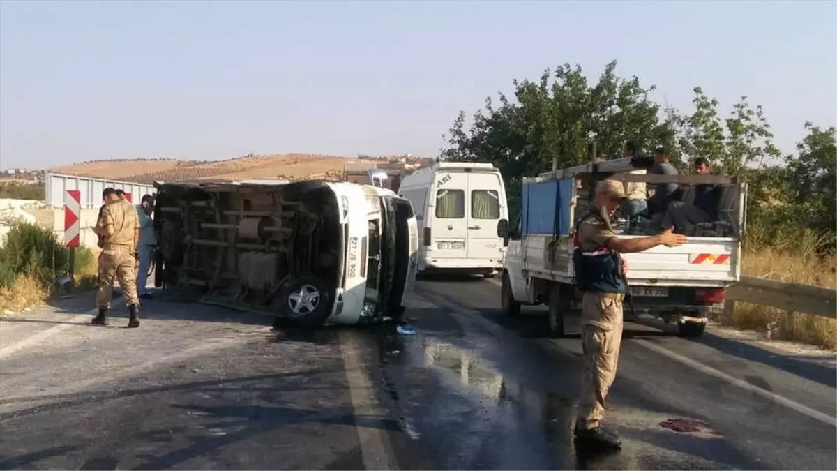 Gaziantep\'te İşçi Servisi Devrildi: 17 Yaralı