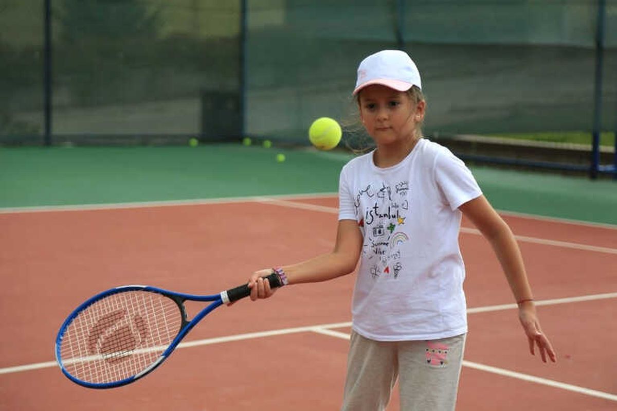 Genç Durak\'ta Ücretsiz Tenis Dersleri