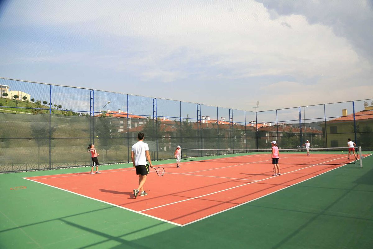 Genç Durak\'ta Ücretsiz Tenis Dersleri