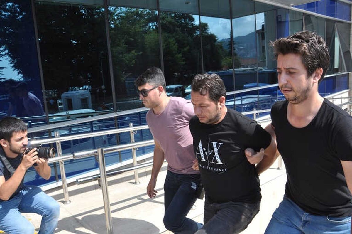 Gerçek Polisler, Sahte Polisleri Kahvaltı Yaparken Yakaladı