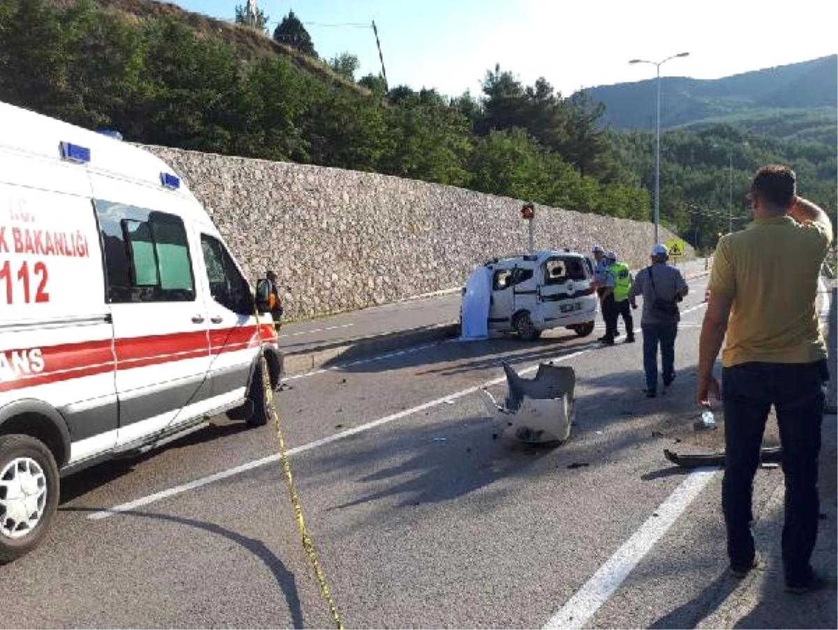 Hafif Ticari Araç Duvar ile Bariyerlere Çarptı: 1 Ölü, 1 Yaralı