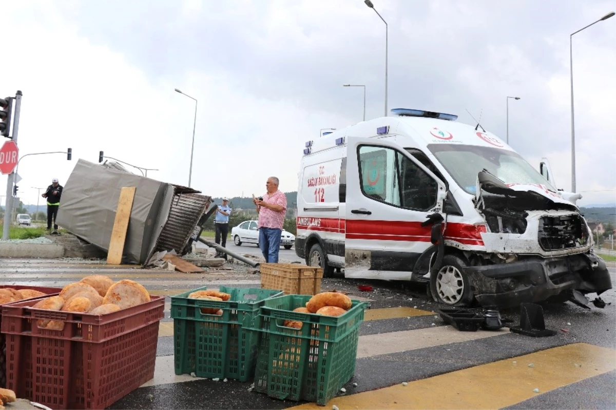 Hasta Taşıyan Ambulans Kamyonetle Çarpıştı: 6 Yaralı