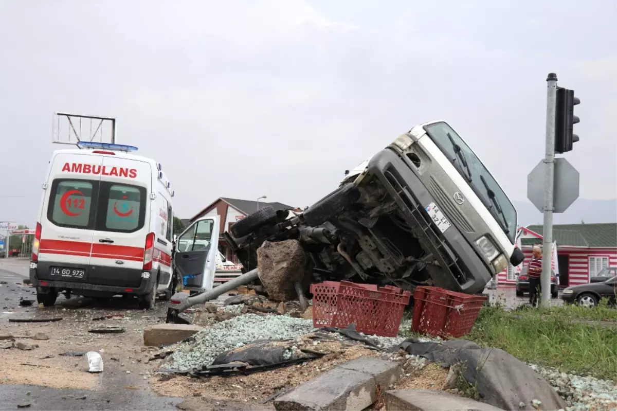 Hasta Taşıyan Ambulans Kamyonetle Çarpıştı: 6 Yaralı