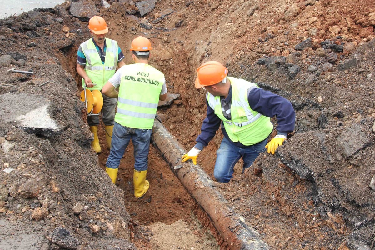 İskenderun\'da Sürekli Arıza Veren Paslı Borular Yenilendi