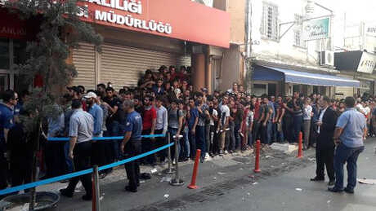 İzmir Göç İdaresi Müdürlüğü Önünde \'Geçici Kimlik\' İzdihamı