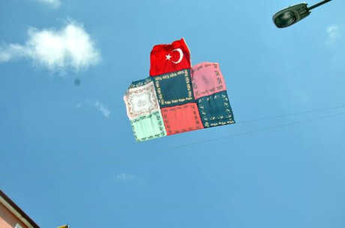 Karaman\'da Polis \'Yazmalı Bayrağı\' İndirtti