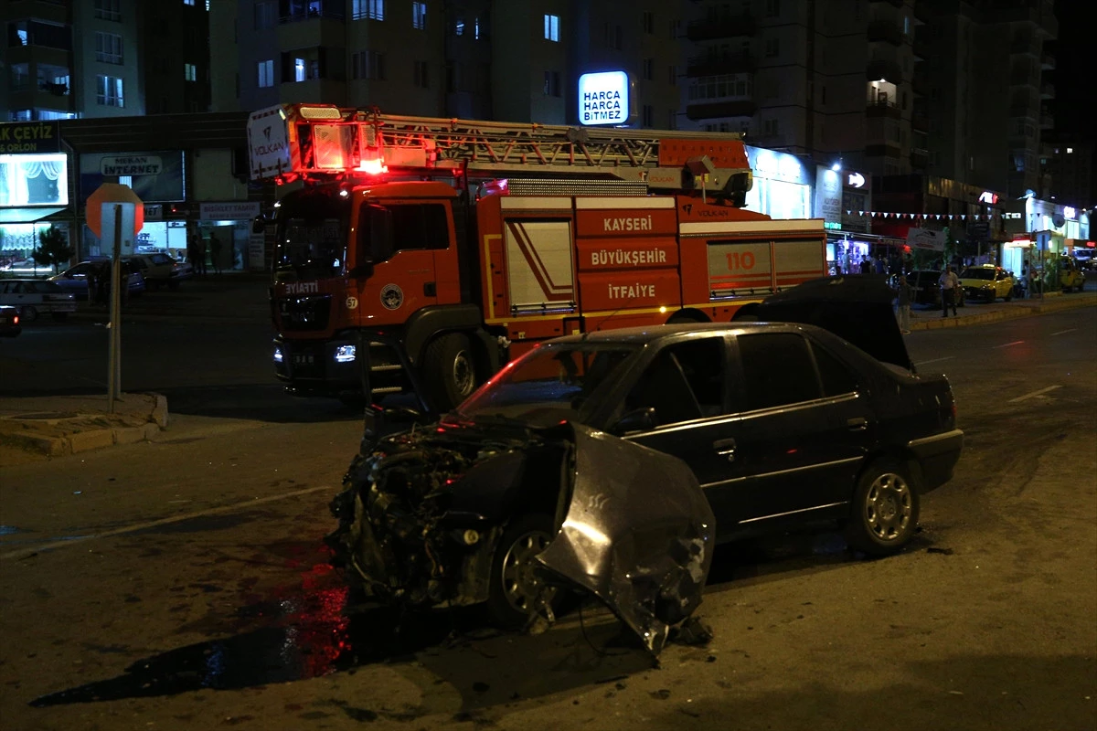 Kayseri\'de Trafik Kazası: 3 Yaralı