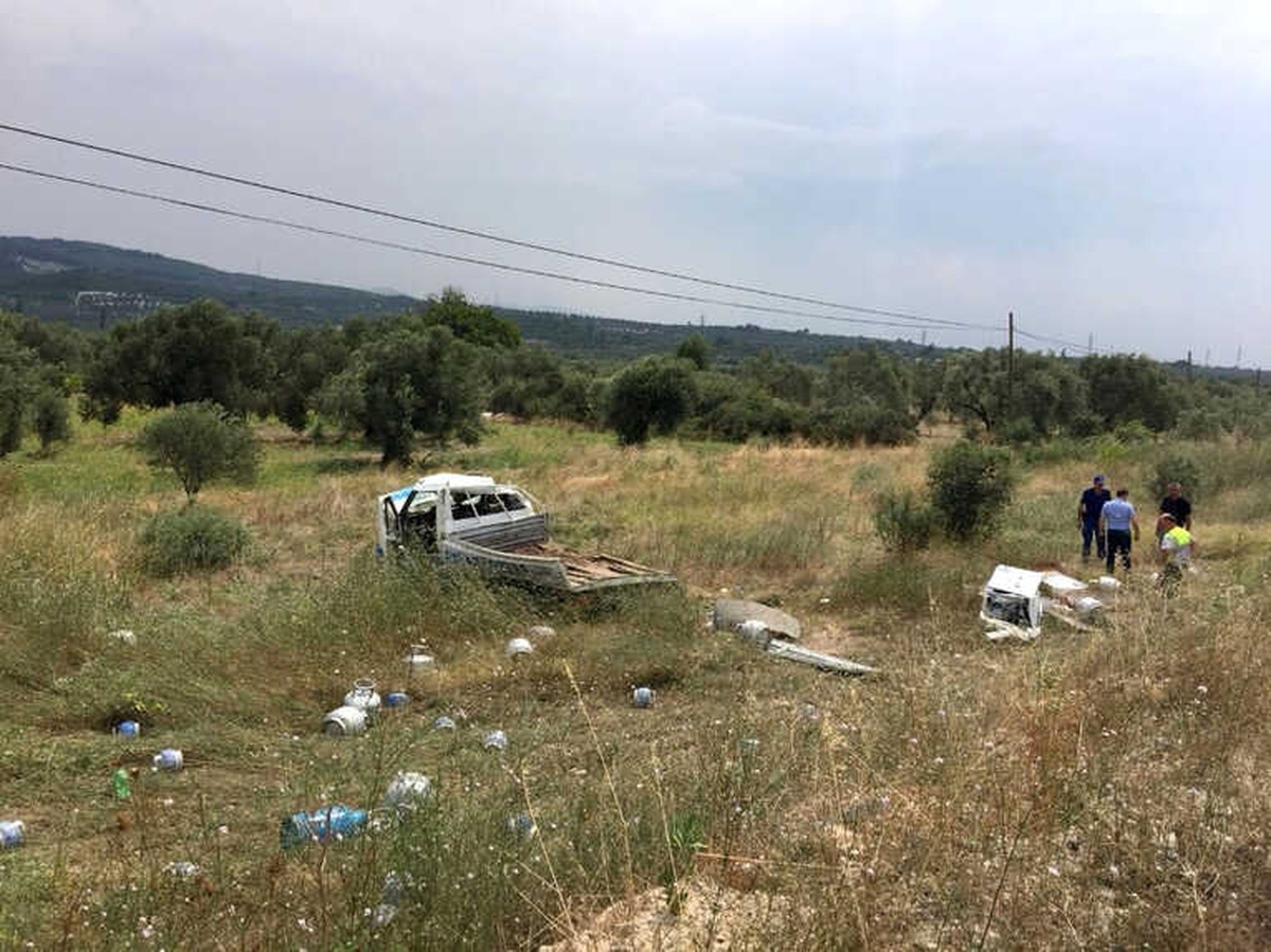 Manisa\'da Tüp Kamyoneti Tarlaya Uçtu