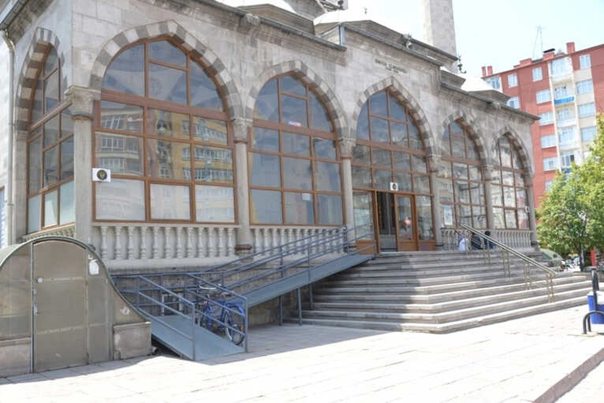 Melikgazi Belediyesi Camilere Engelli Rampası Yapıyor