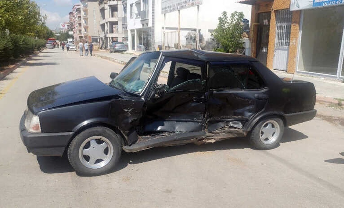 Minibüs ile Otomobil Çarpıştı: 1\'i Çocuk 3 Yaralı