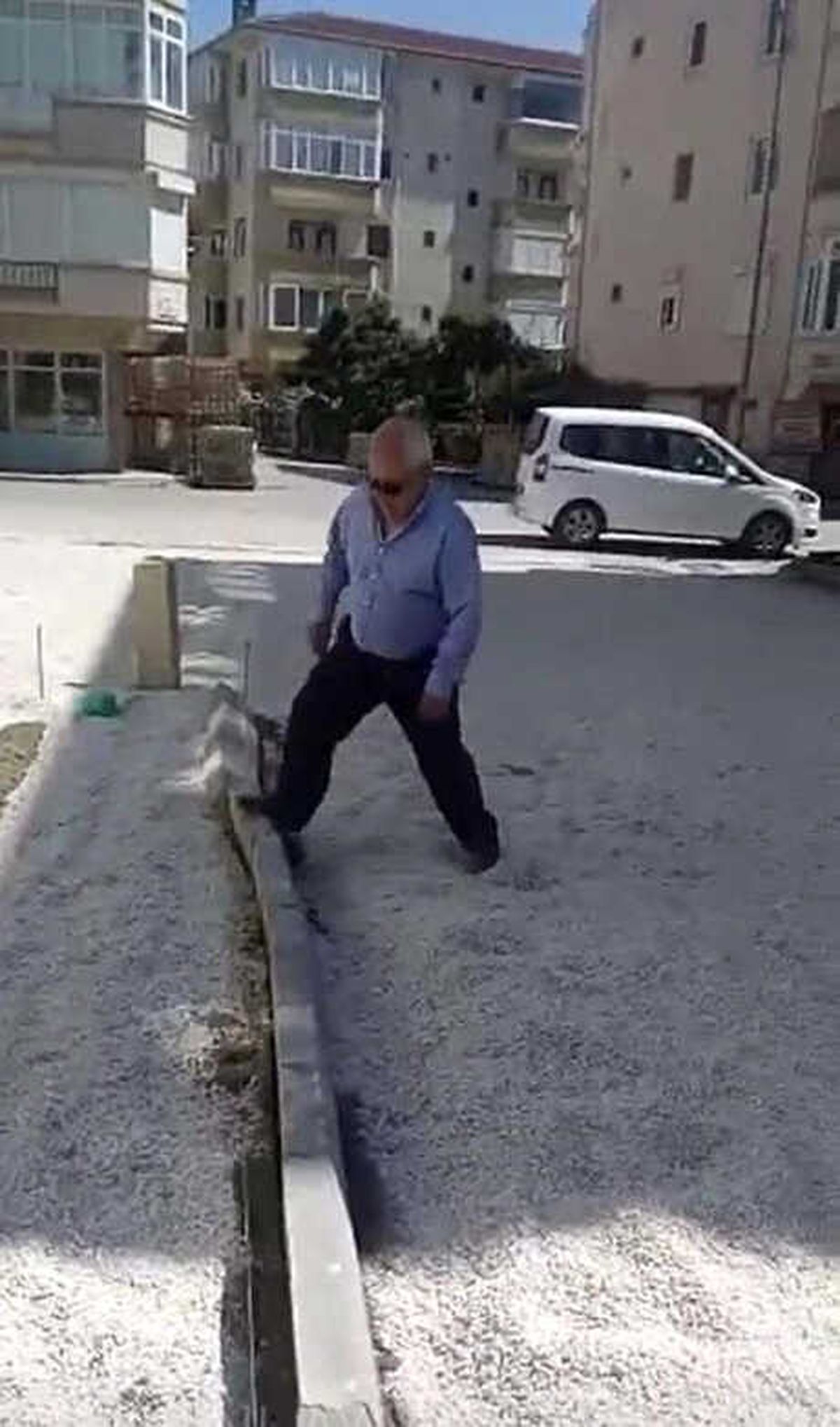 Muhtar, Beğenmediği Kaldırım Taşlarını Tekmeyle Yıktı