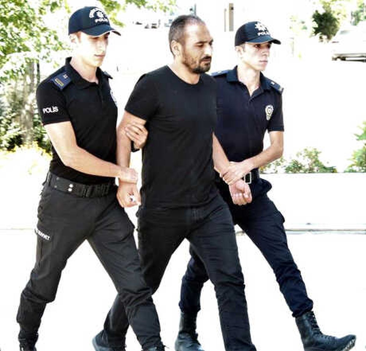 Müteahhit, 12 Kişiyi Dolandırdığı İddiasıyla Tutuklandı