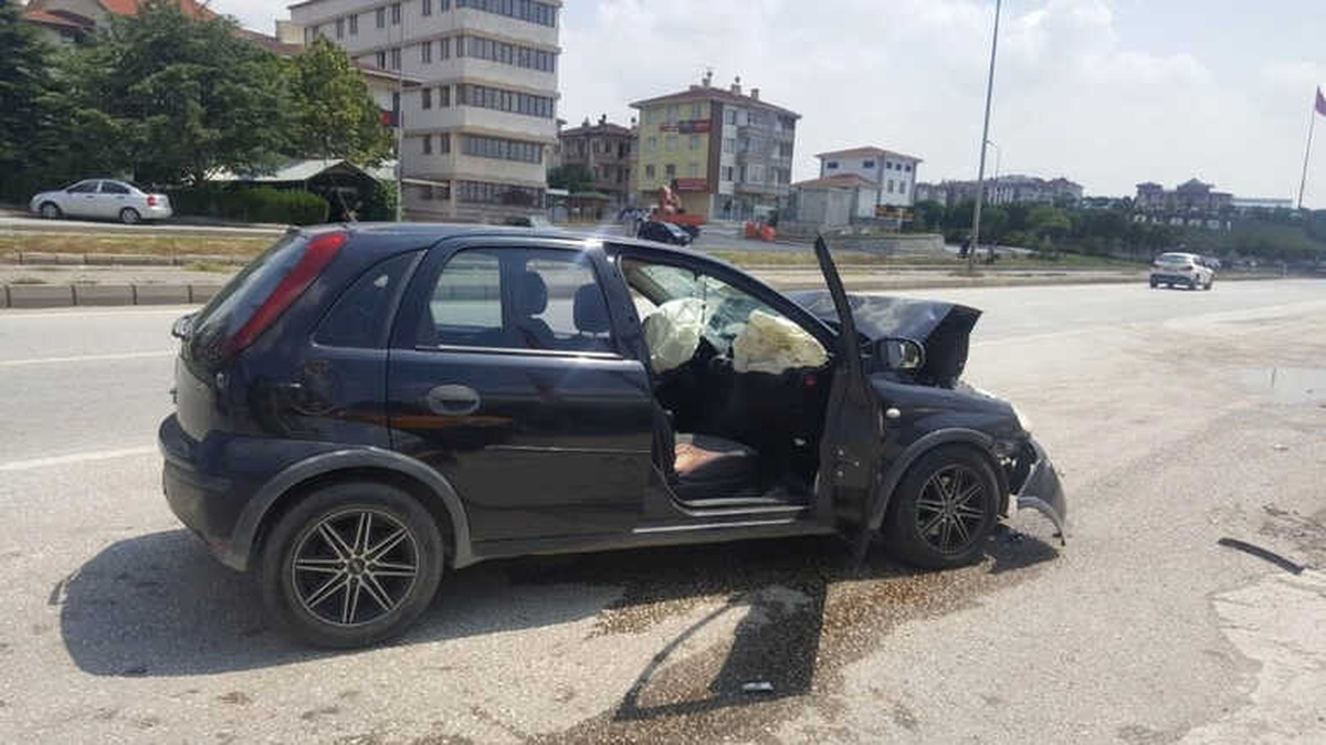 Otomobil Hafriyat Kamyonunun Altına Girdi: 1 Ölü