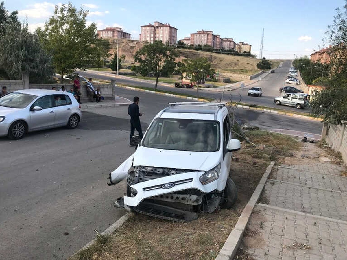 Otomobilde Fare Zehri İçip Kaza Yaptı