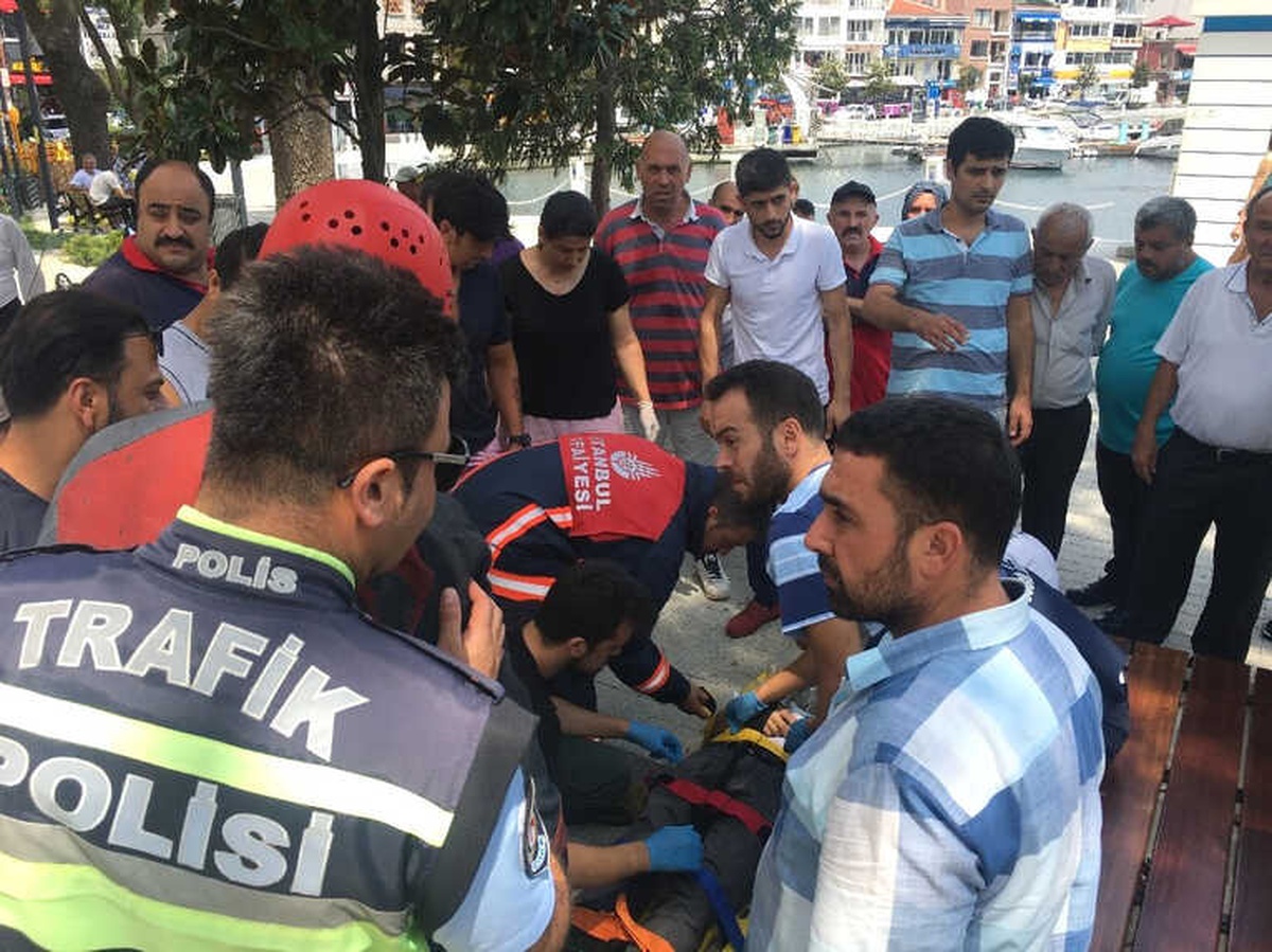 Freni Boşalan Kamyonetin Sürücüsü Yayalara Çarpmamak İçin Ağaca Çarptı