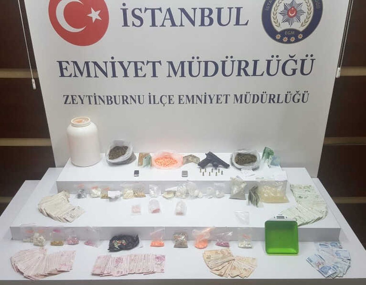 İstanbul\'da Direksiyondan ve Bilgisayar Kasasından Uyuşturucu Fışkırdı