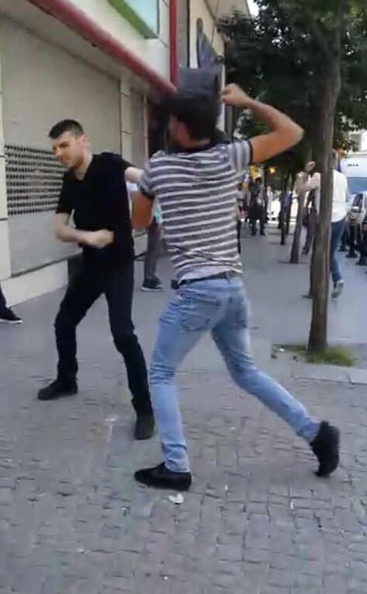 İstanbul\'da Laf Atma Kavgasında Tekme ve Yumruklar Havada Uçuştu
