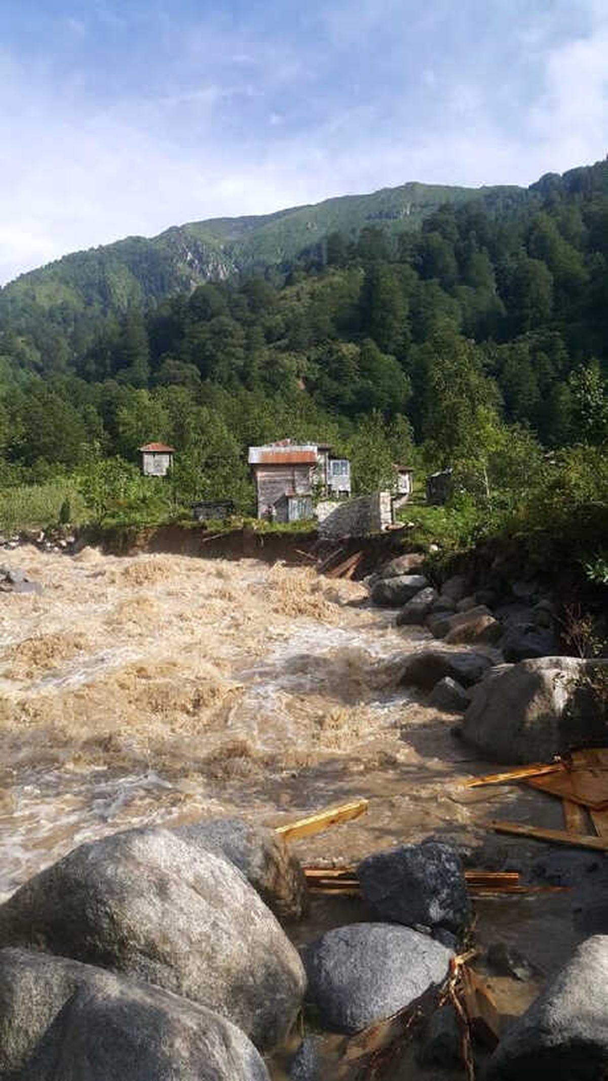 Rize\'de Sel ve Heyelan: 3 Motosikletli Mahsur Kaldı (3)