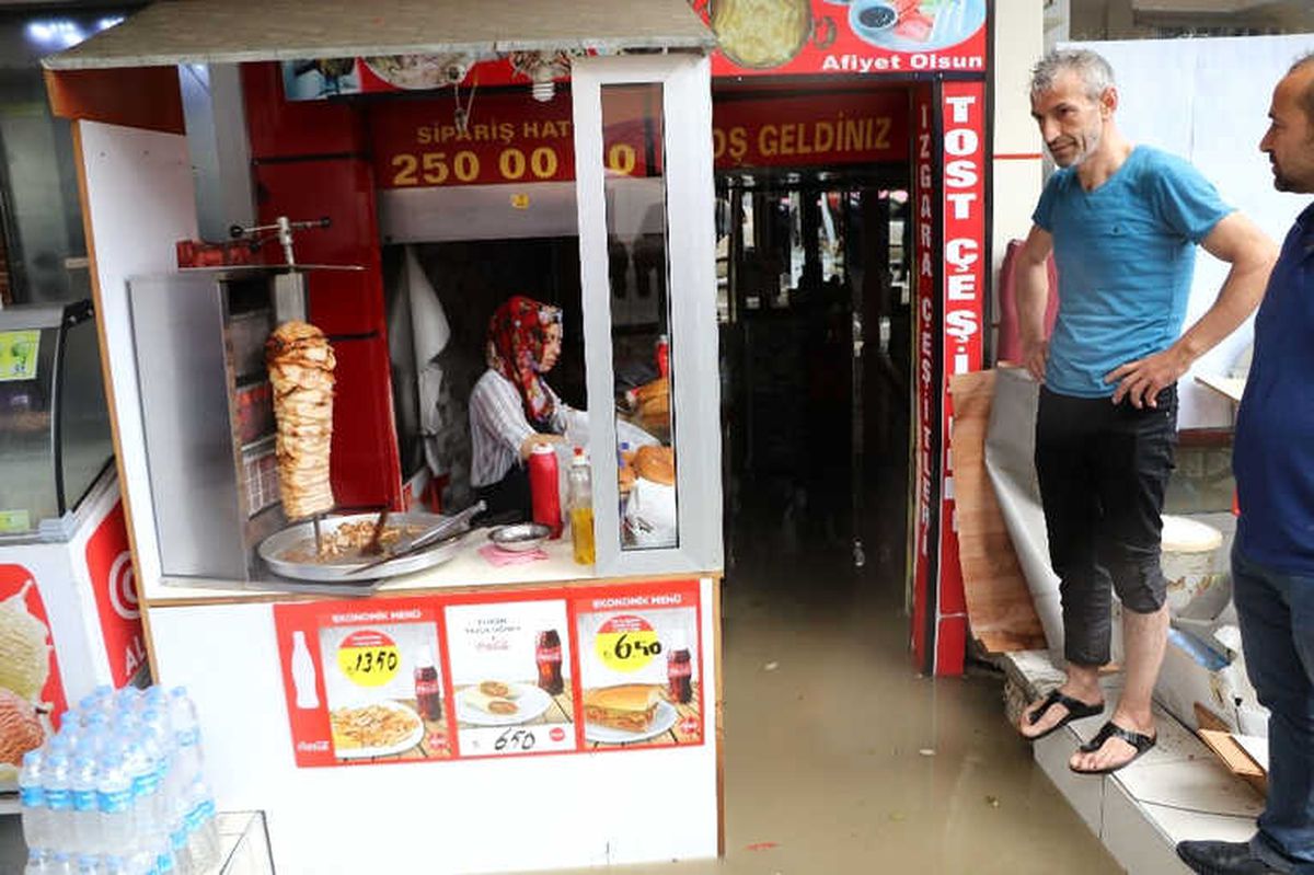 Rize\'de Şiddetli Yağış Nedeniyle Dükkanları Su Bastı