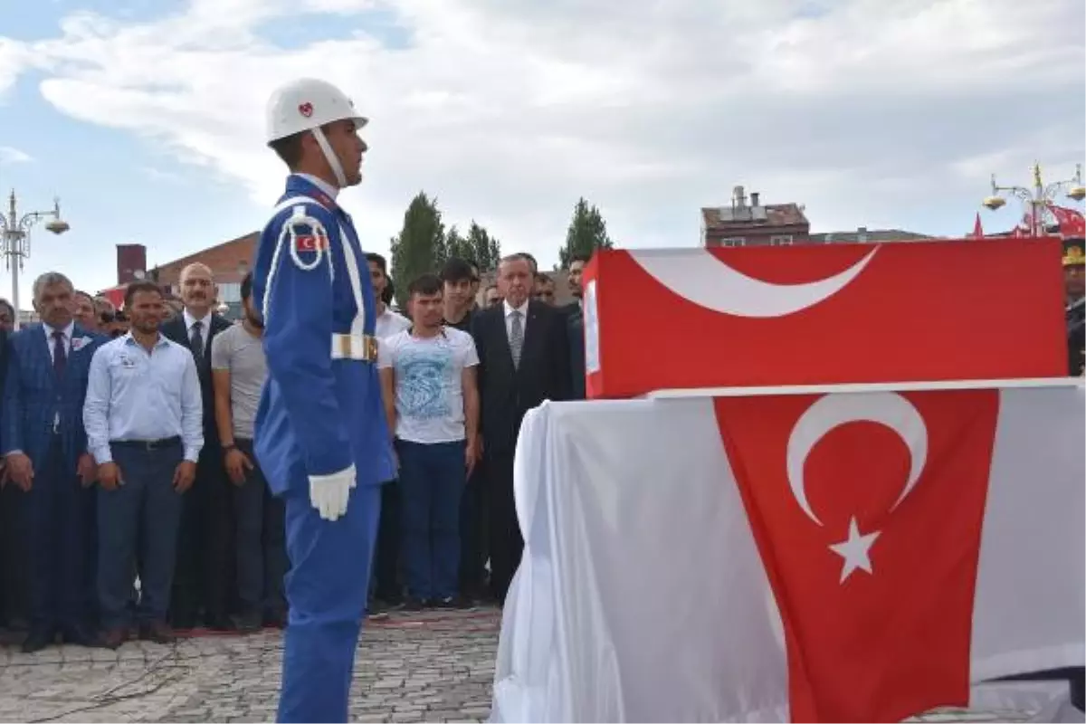 Şehit Anne ve 10 Aylık Oğlu Son Yolculuklarına Uğurlandı (2)