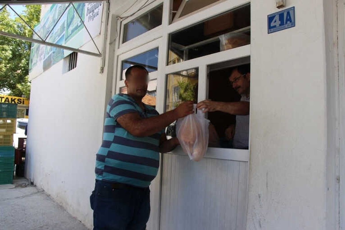 Seydişehir Belediyesi İhtiyaç Sahibi Ailelere Ekmek Dağıtıyor