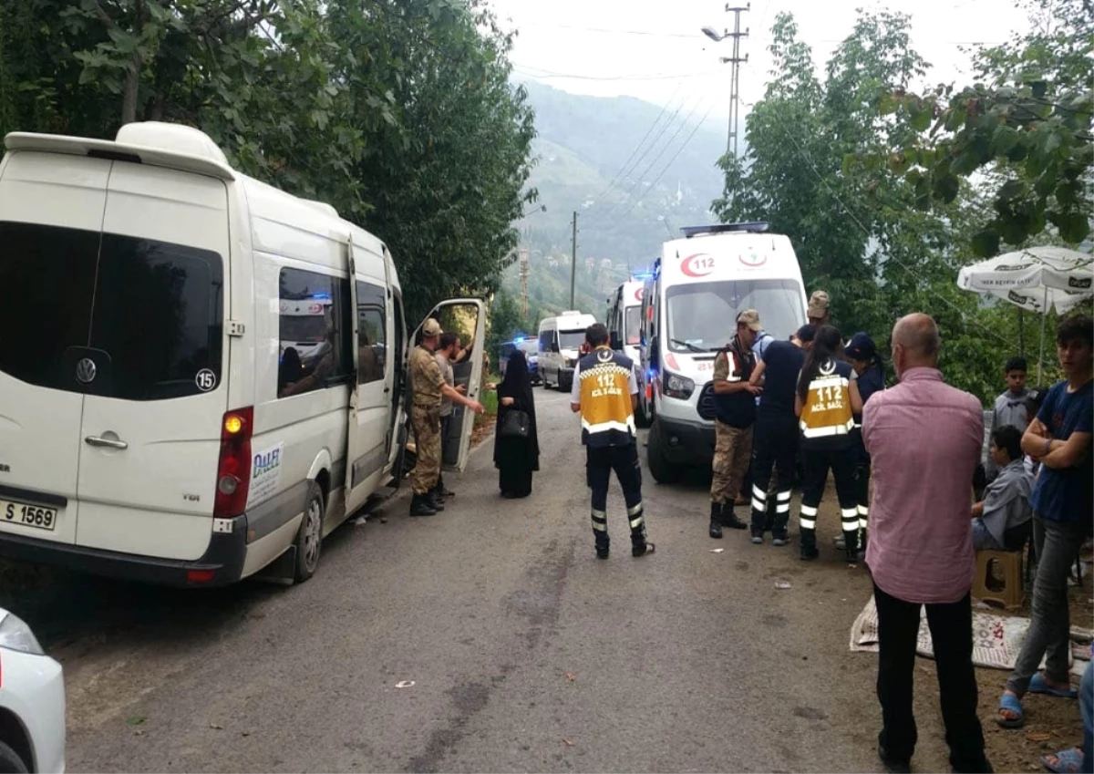 Trabzon\'da Minibüs Duvara Çarptı: 17 Yaralı