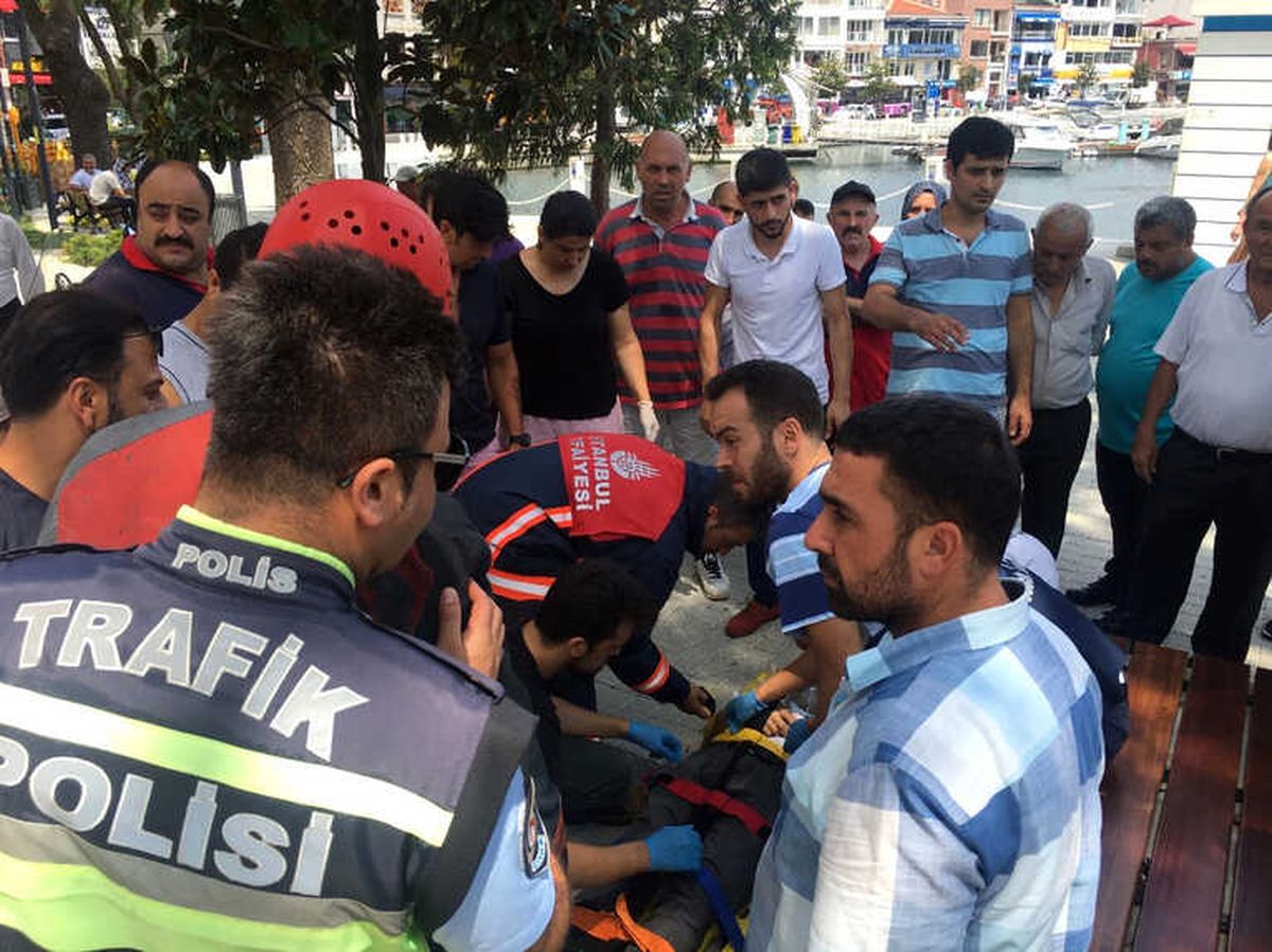 Yayalara Çarpmamak İçin Ağaca Çarptı