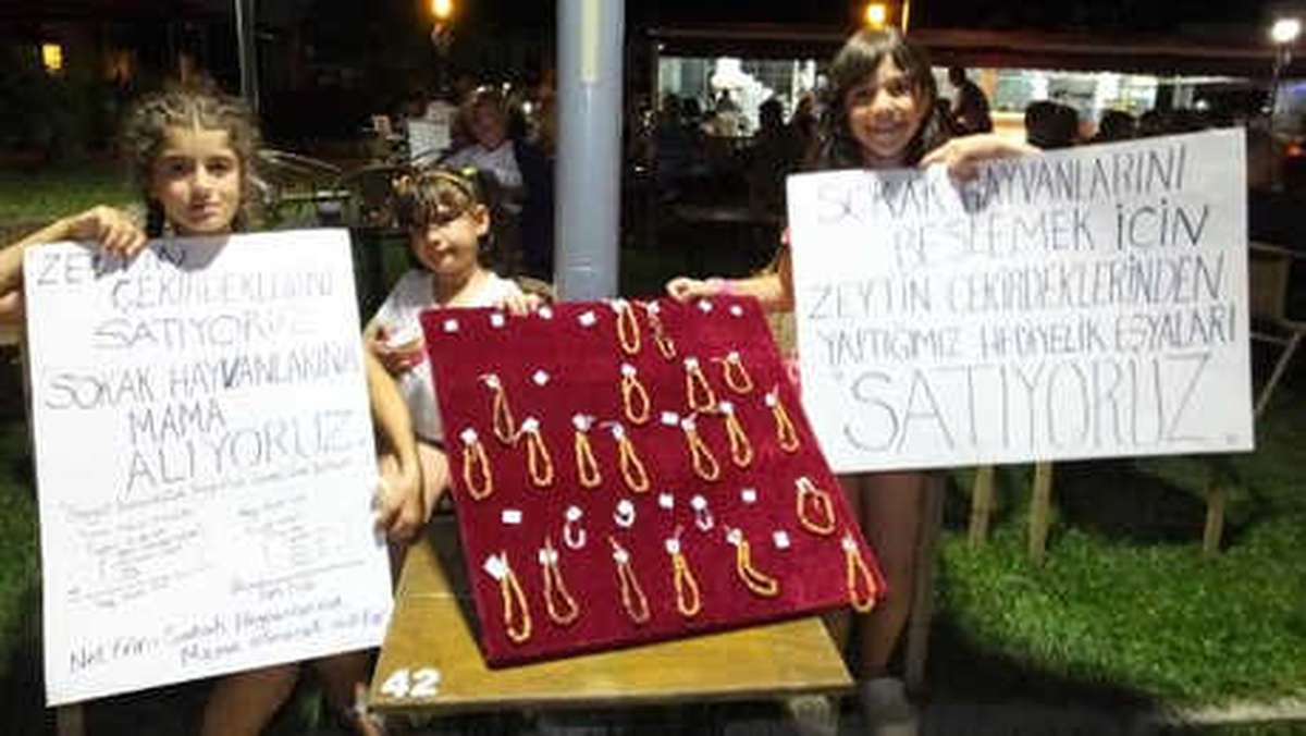 Zeytin Çekirdeğinden Yaptıkları Tespihleri Satıp, Hayvanlara Mama Alacaklar