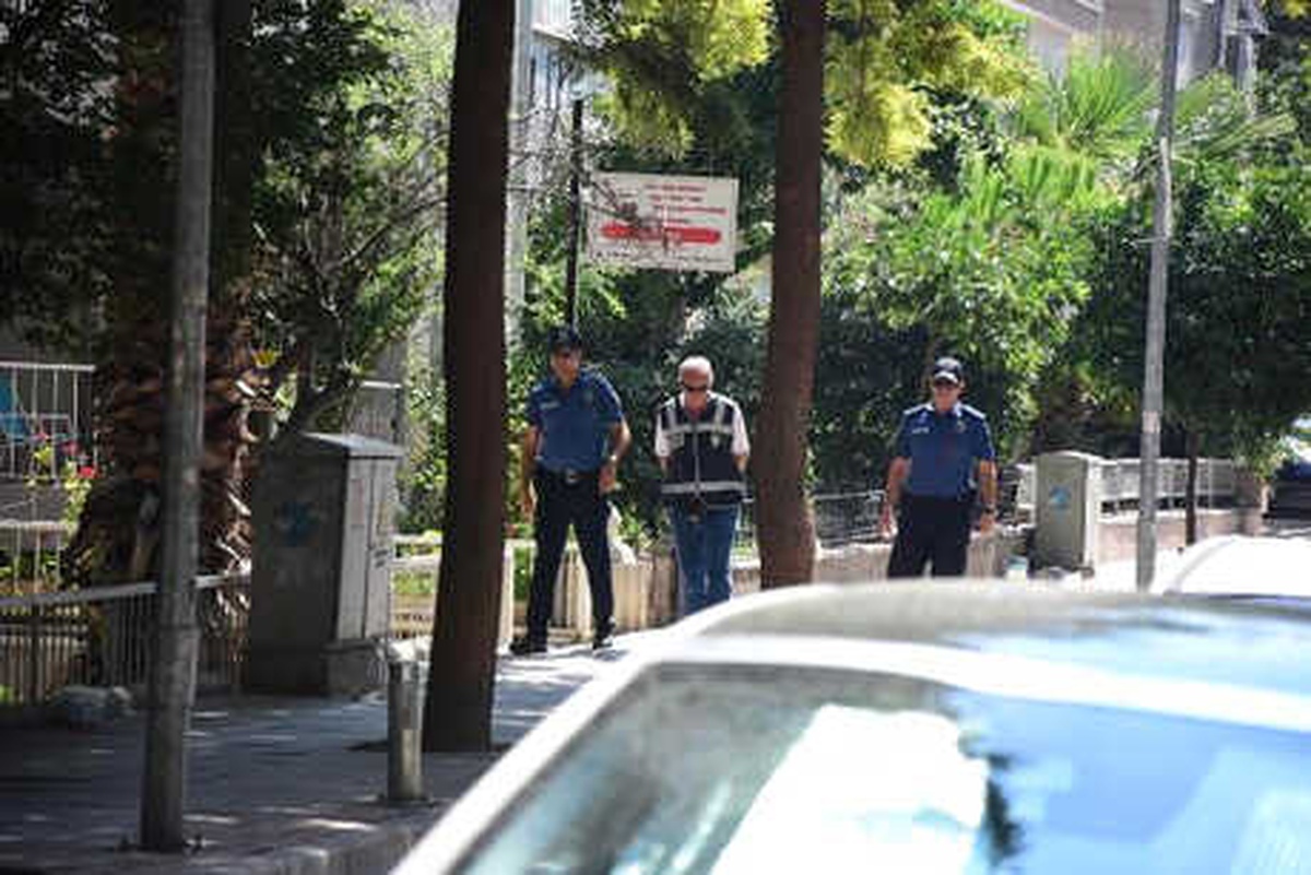 ABD\'li Komutanının İzmir Ziyareti Öncesi Brunson\'ın Evinin Önünde Önlemler Arttı