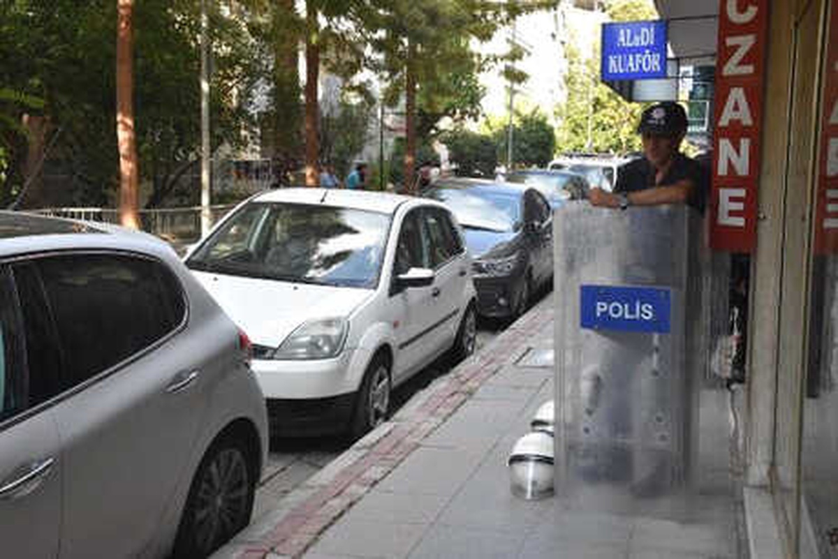 ABD\'li Komutanının İzmir Ziyareti Öncesi Brunson\'ın Evinin Önünde Önlemler Arttı (2)