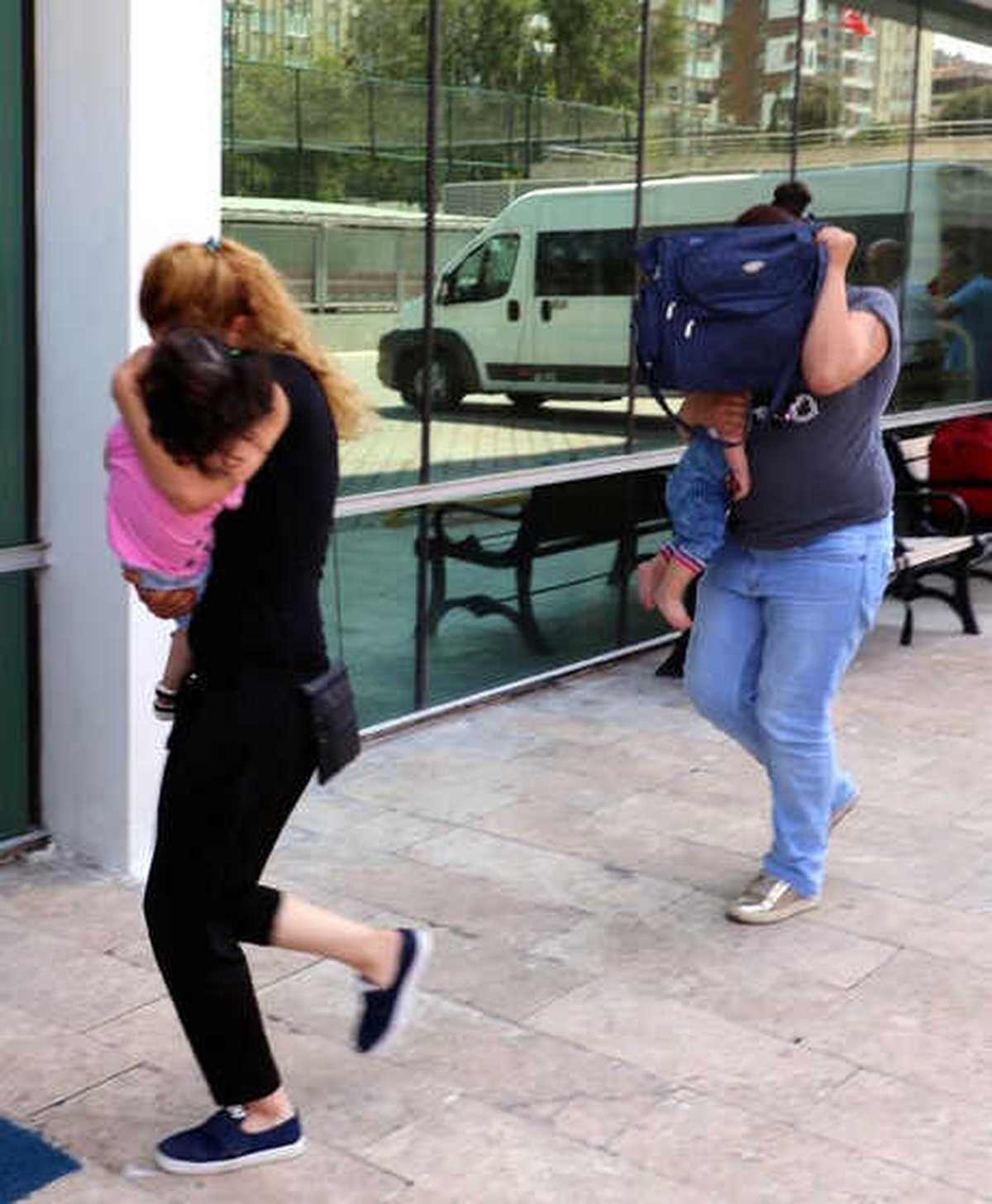 Adliyeye Kucaklarında Bebekleriyle Gelen Hırsızlık Şüphelisi 2 Kadın Tutuklandı