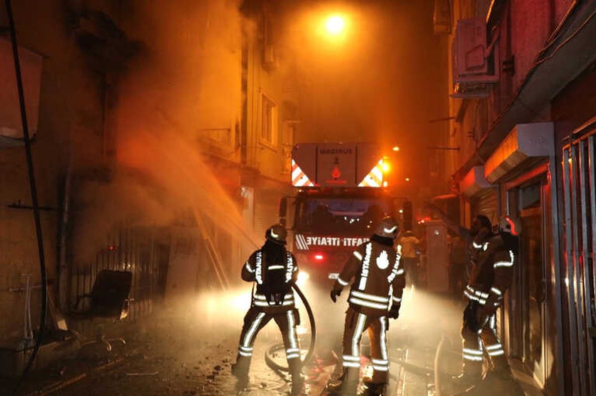 Beyoğlu\'nda Ahşap Bina Alev Alev Yandı