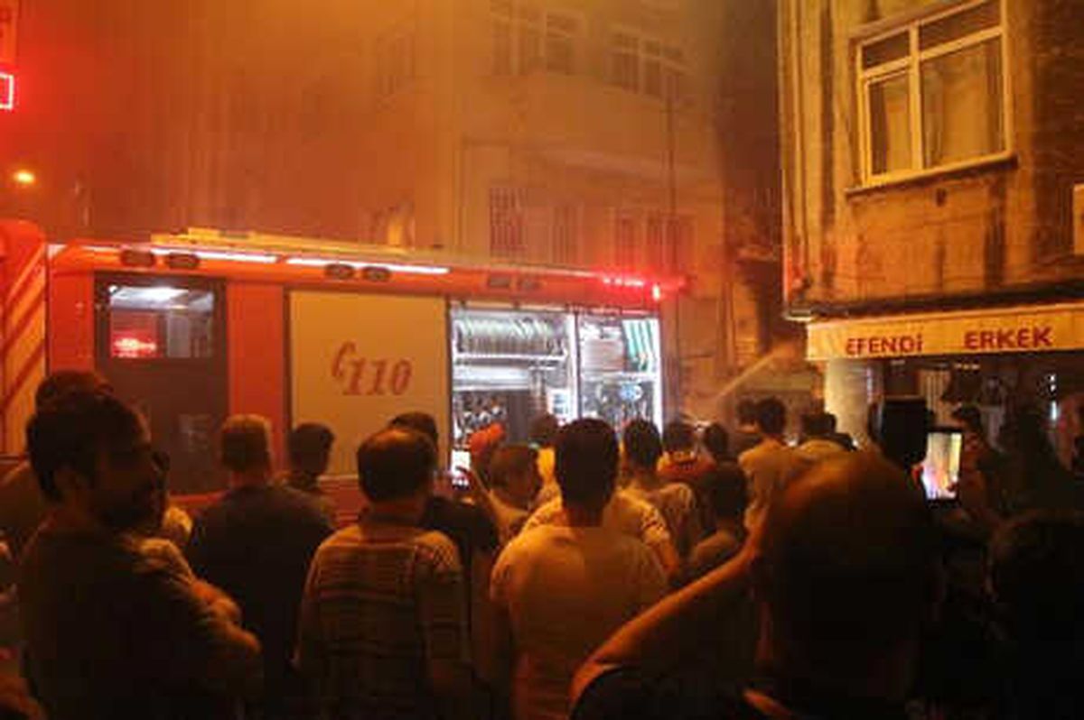 Beyoğlu\'nda Ahşap Bina Alev Alev Yandı