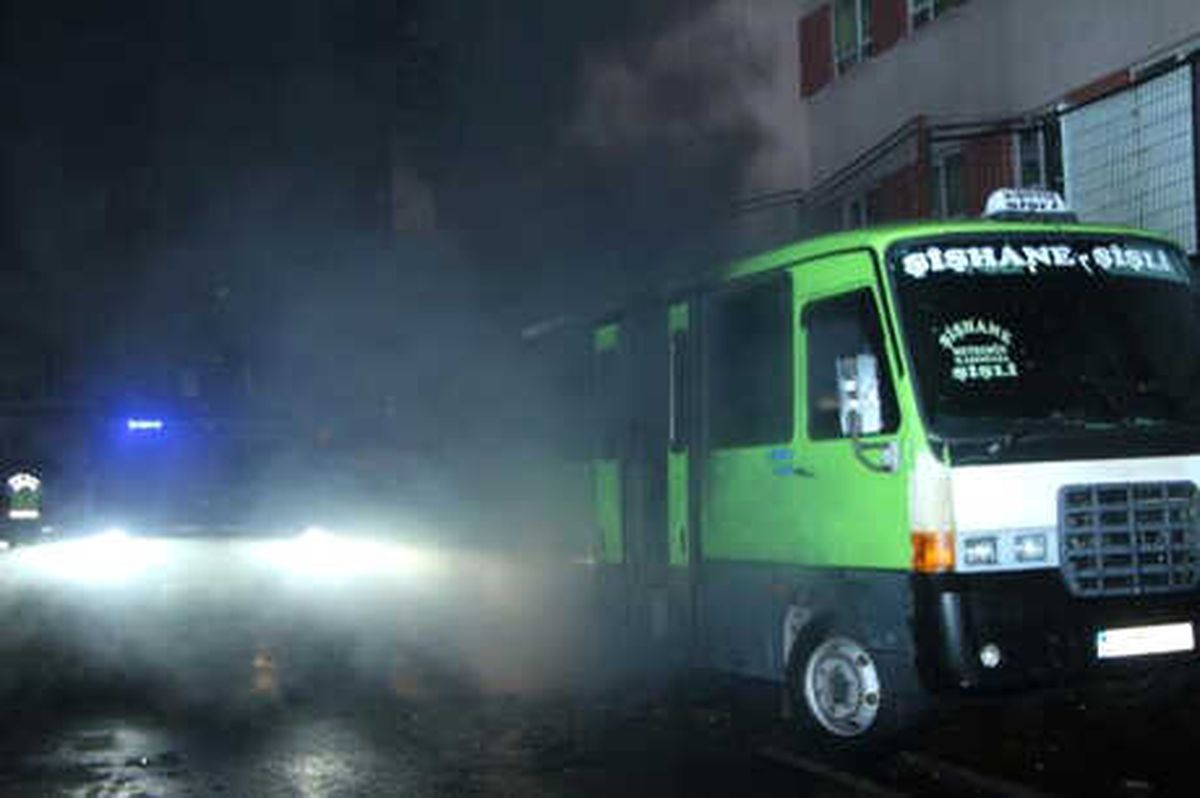 Beyoğlu\'nda Park Halindeki Dolmuş-minibüs Kundaklandı