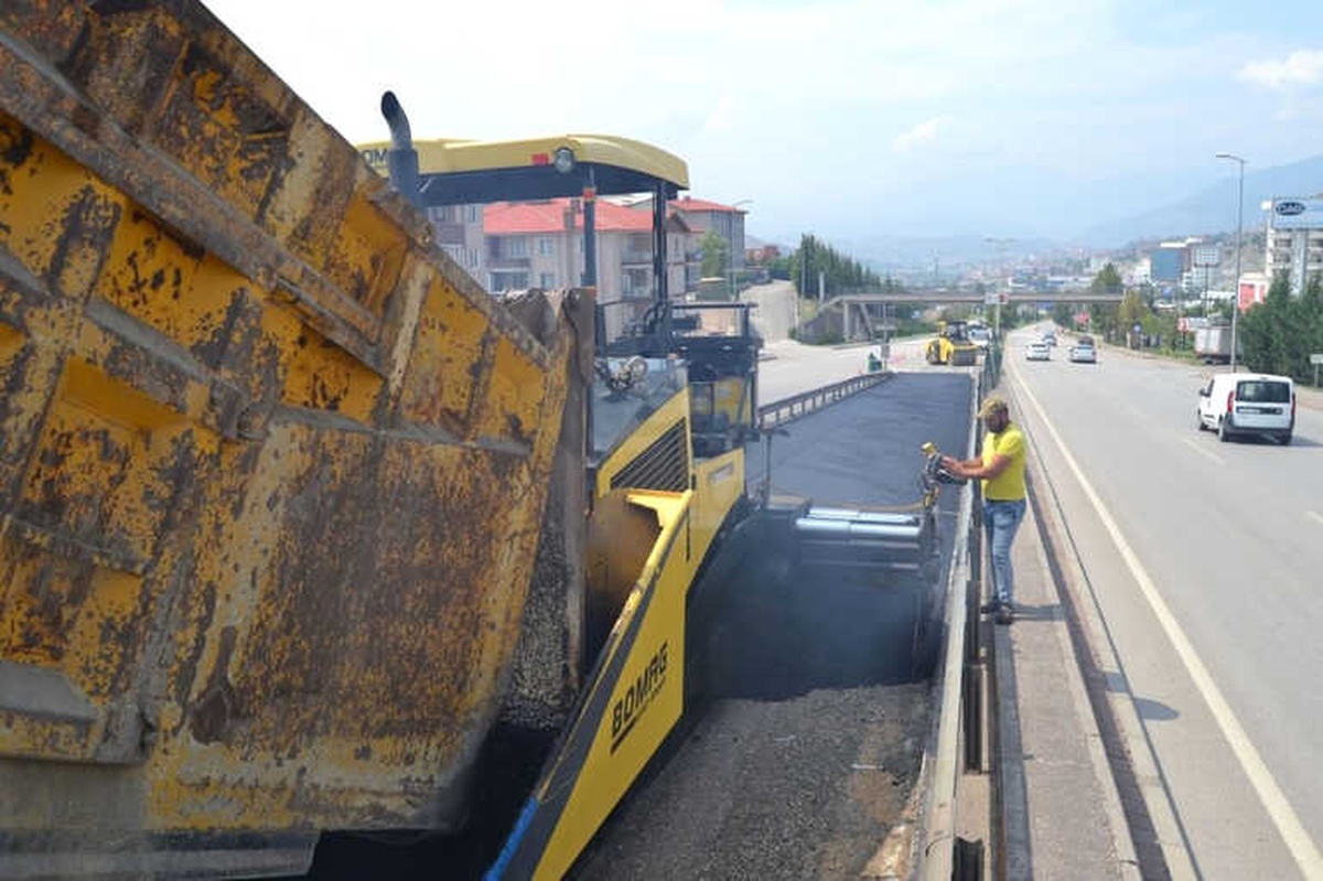 Bozuk Yollarda Asfalt Çalışmaları Sürüyor