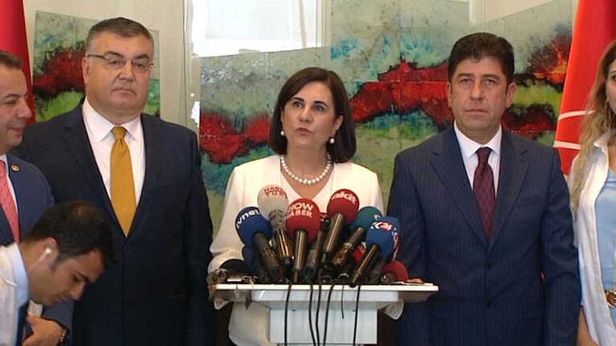 CHP\'de Olağanüstü Kurultay İçin İmzalar Teslim Edildi