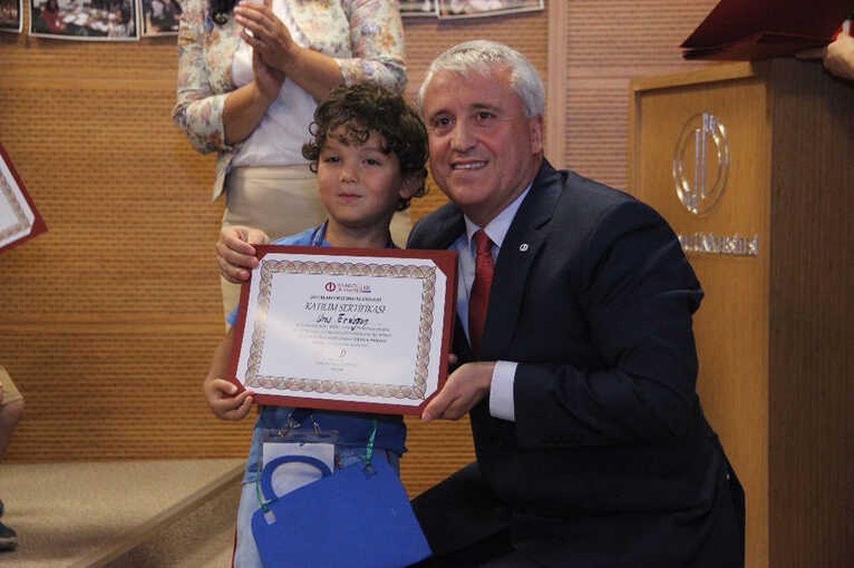 Çocukların Matematik Atölyesi Eğitmen Buluşma Günleri" Öğrencileri Sertifikalarını Aldı