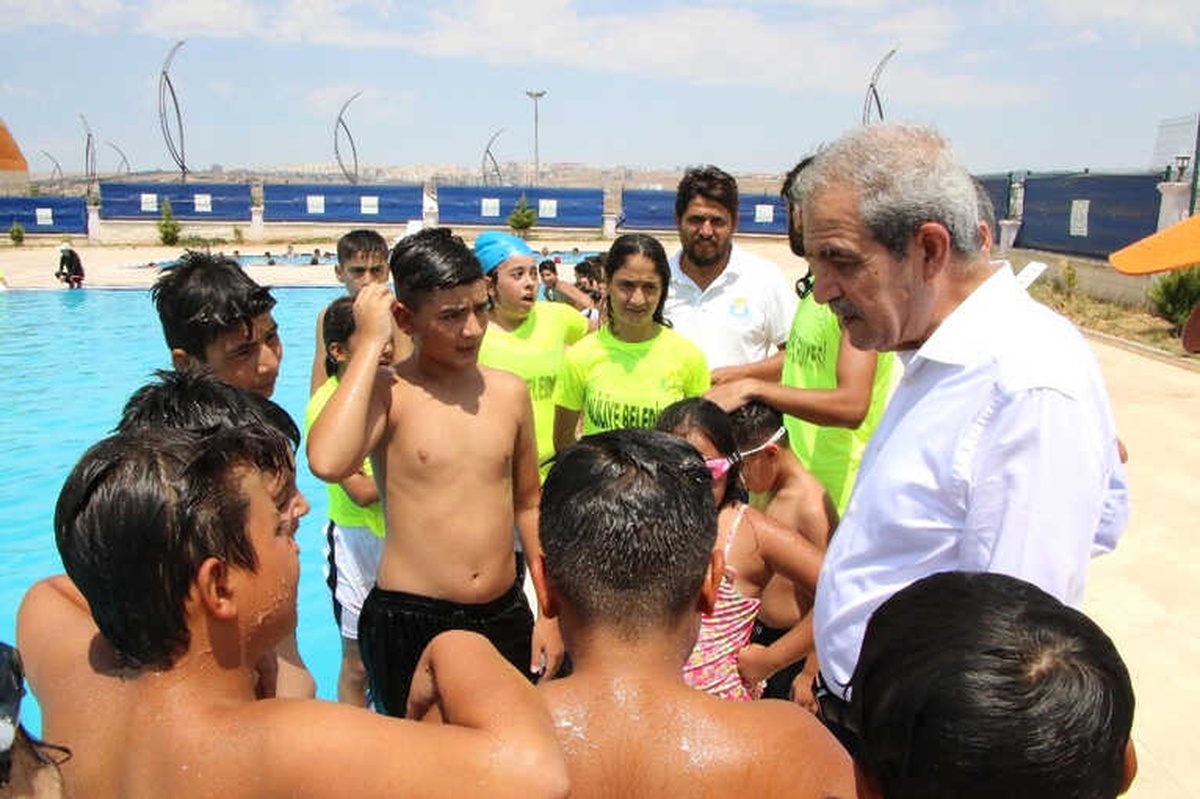 Demirkol, Yüzme Kursundaki Gençlerle Buluştu
