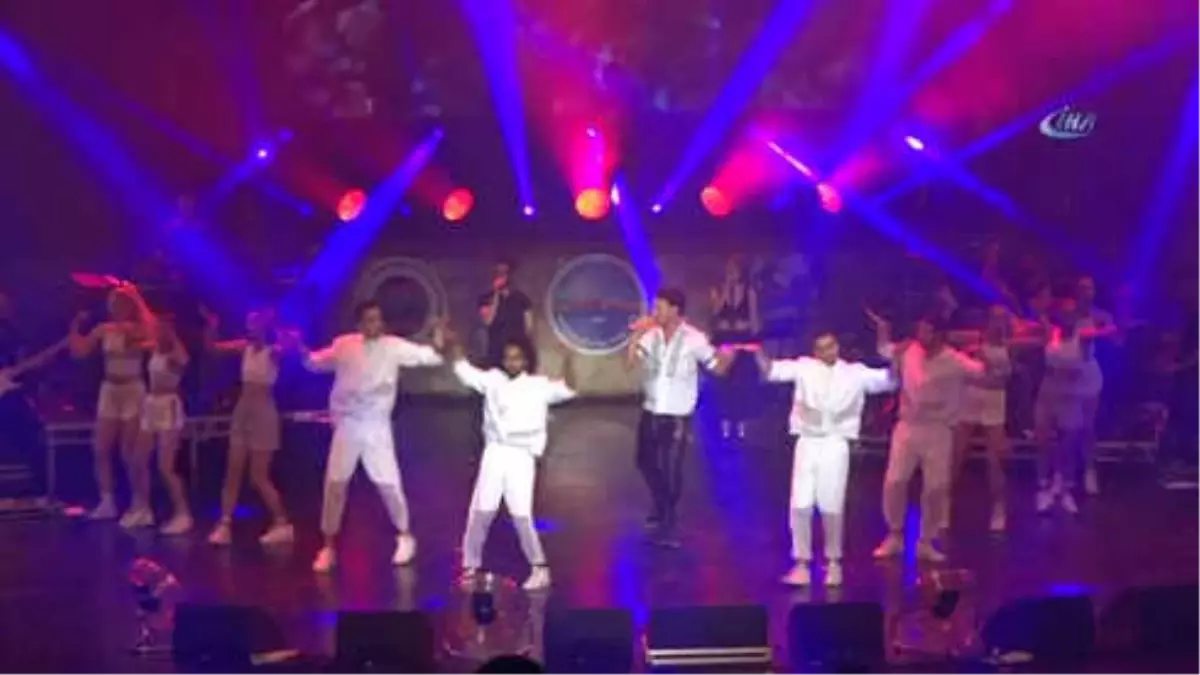 Edis\'in Binlerce Hayranı Büyükçekmece\'ye Akın Etti