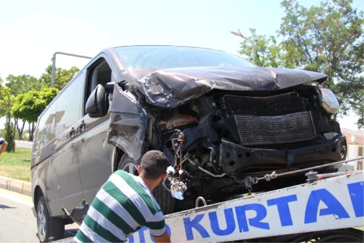 Elazığ\'da Gurbetçi Aile Kaza Yaptı: 1\'i Ağır, 4 Yaralı
